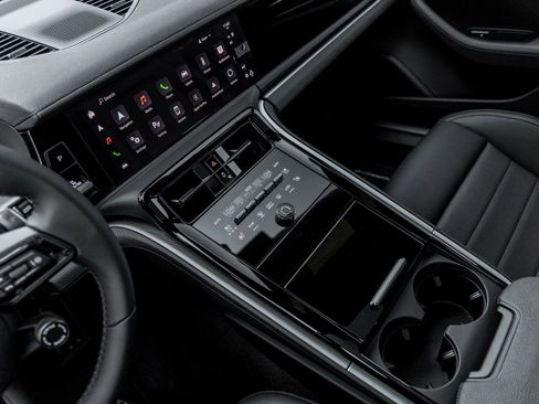 Certified 2025 Porsche Panamera image 26