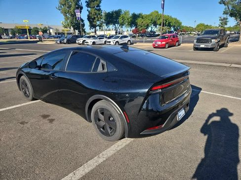 Used 2023 Toyota Prius LE FWD image 5