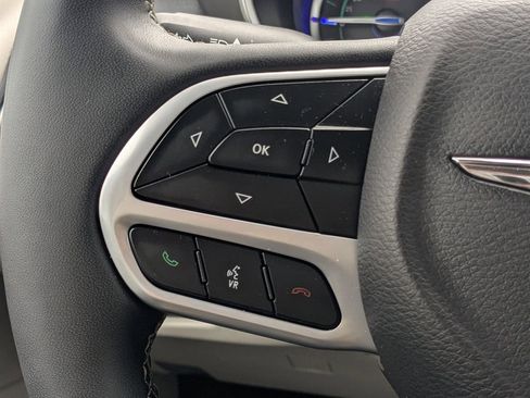 Used 2024 Chrysler Pacifica Select image 24