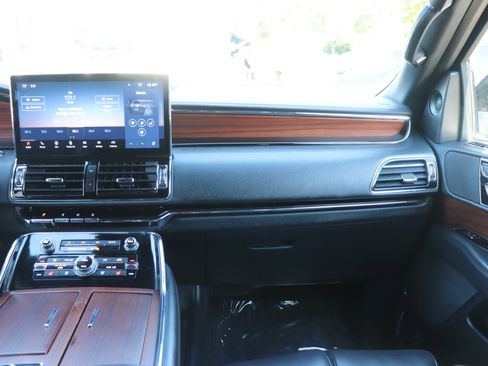 Used 2024 Lincoln Navigator L Premiere 4x4 image 20