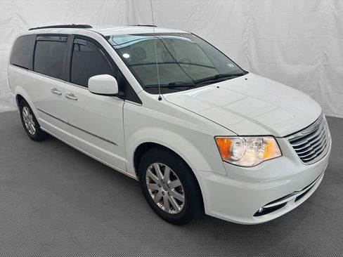 Used 2016 Chrysler Town & Country Touring w/ Driver Convenience Group FWD image 8