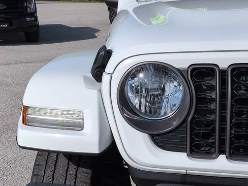 Used 2024 Jeep Wrangler Unlimited w/ Convenience Group AWD/4WD image 9