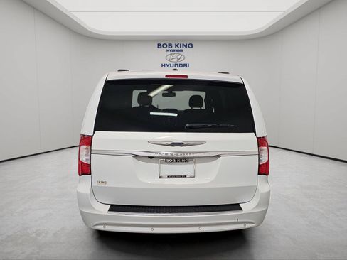 Used 2015 Chrysler Town & Country Touring-L w/ Driver Convenience Group FWD image 4