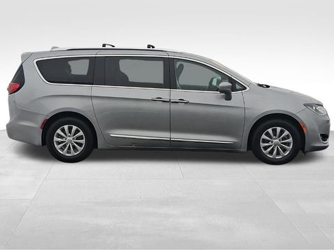 Used 2019 Chrysler Pacifica Touring-L image 5