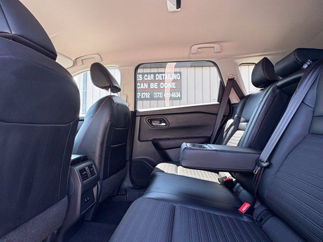 Used 2025 Nissan Rogue SV AWD/4WD image 14