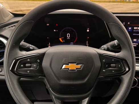 Used 2025 Chevrolet Trax LT FWD image 11