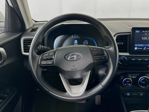 Used 2025 Hyundai Venue SEL image 18