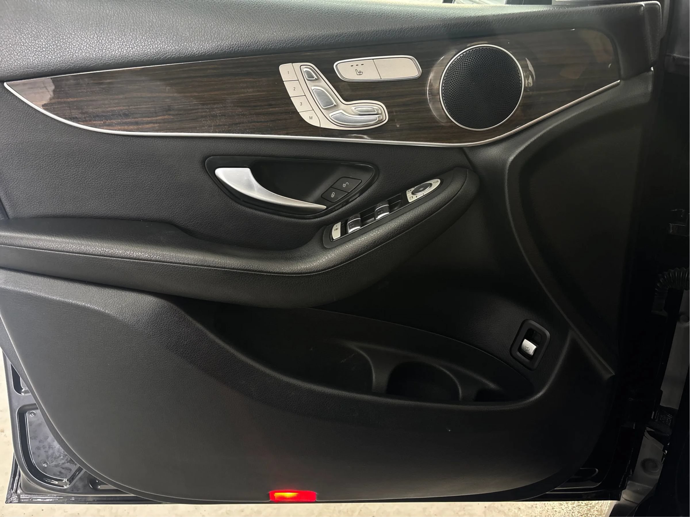 Used 2020 Mercedes-Benz GLC 300 4MATIC image 25