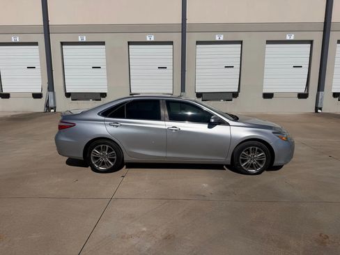 Used 2017 Toyota Camry SE image 3
