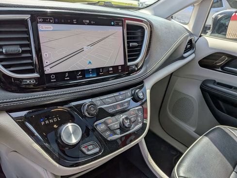 Used 2024 Chrysler Pacifica Limited image 19
