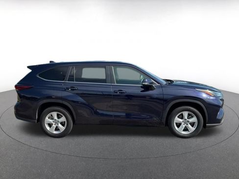 Used 2025 Toyota Highlander LE FWD image 13