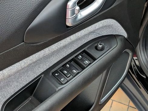 Used 2025 Jeep Compass Latitude image 15