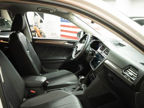 Used 2022 Volkswagen Tiguan SE w/ Panoramic Sunroof Package image 13