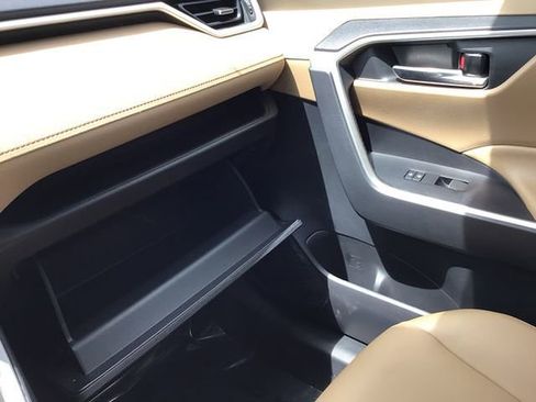 Used 2020 Toyota RAV4 XLE Premium image 25