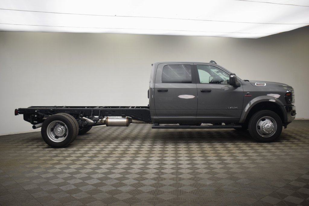 New 2026 RAM 5500 4x4 Crew Cab image 3