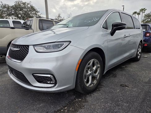 Used 2024 Chrysler Pacifica Limited image 3