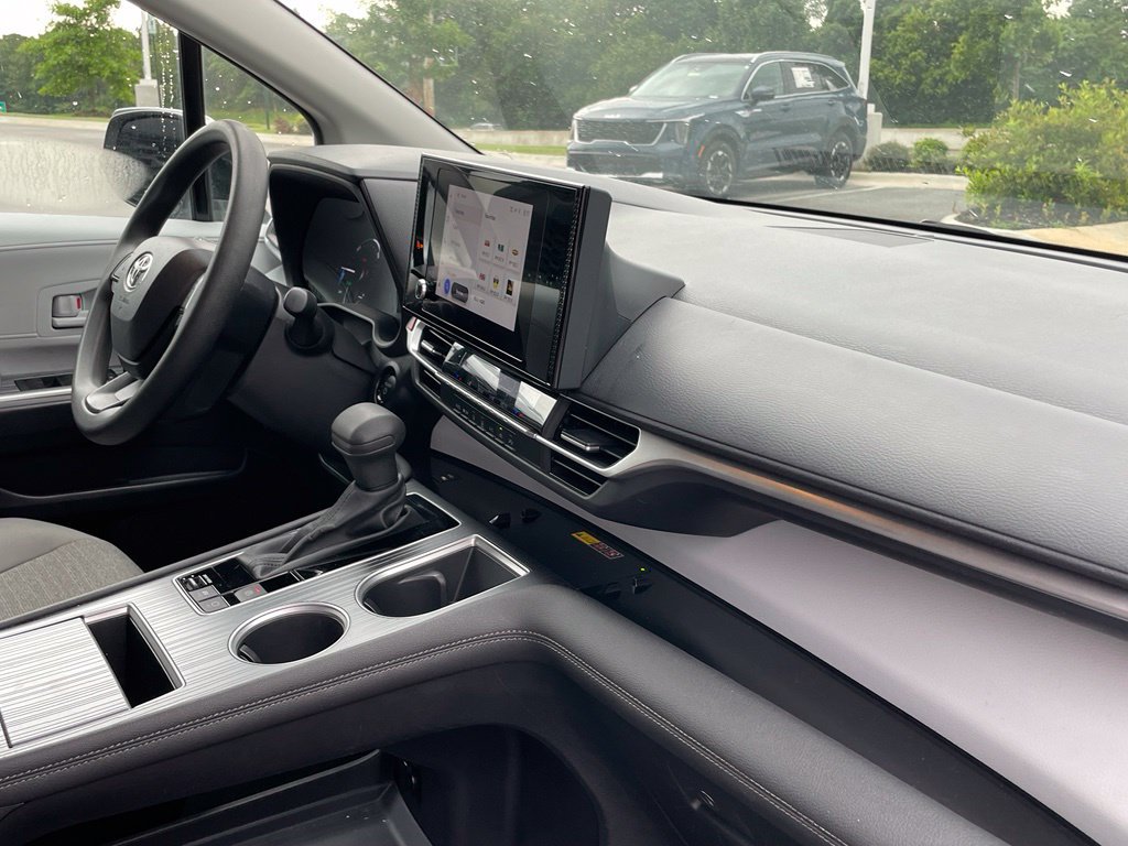 Used 2025 Toyota Sienna LE FWD image 28