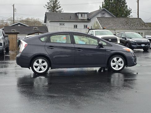 Used 2014 Toyota Prius Five image 7