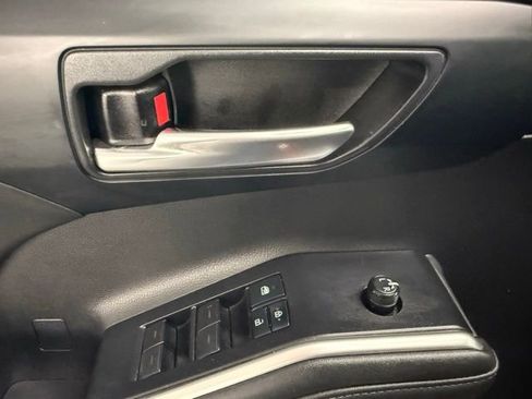 Used 2021 Toyota Highlander XLE image 32