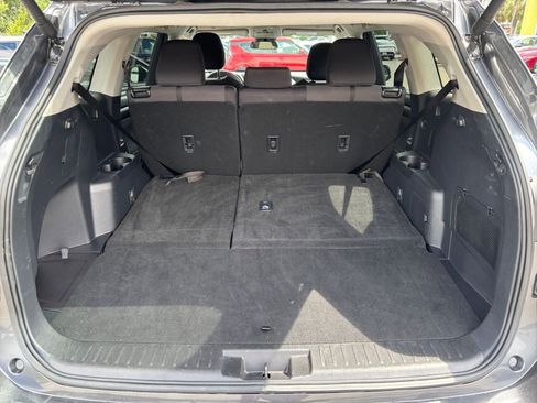 Used 2025 Toyota Highlander LE FWD image 34