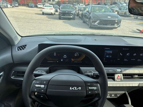Used 2025 Kia K4 LXS image 29