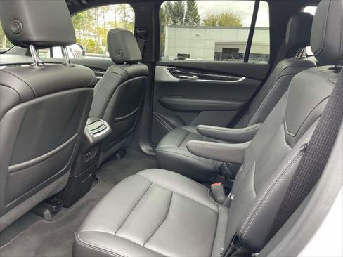 Used 2022 Cadillac XT6 Premium Luxury image 11
