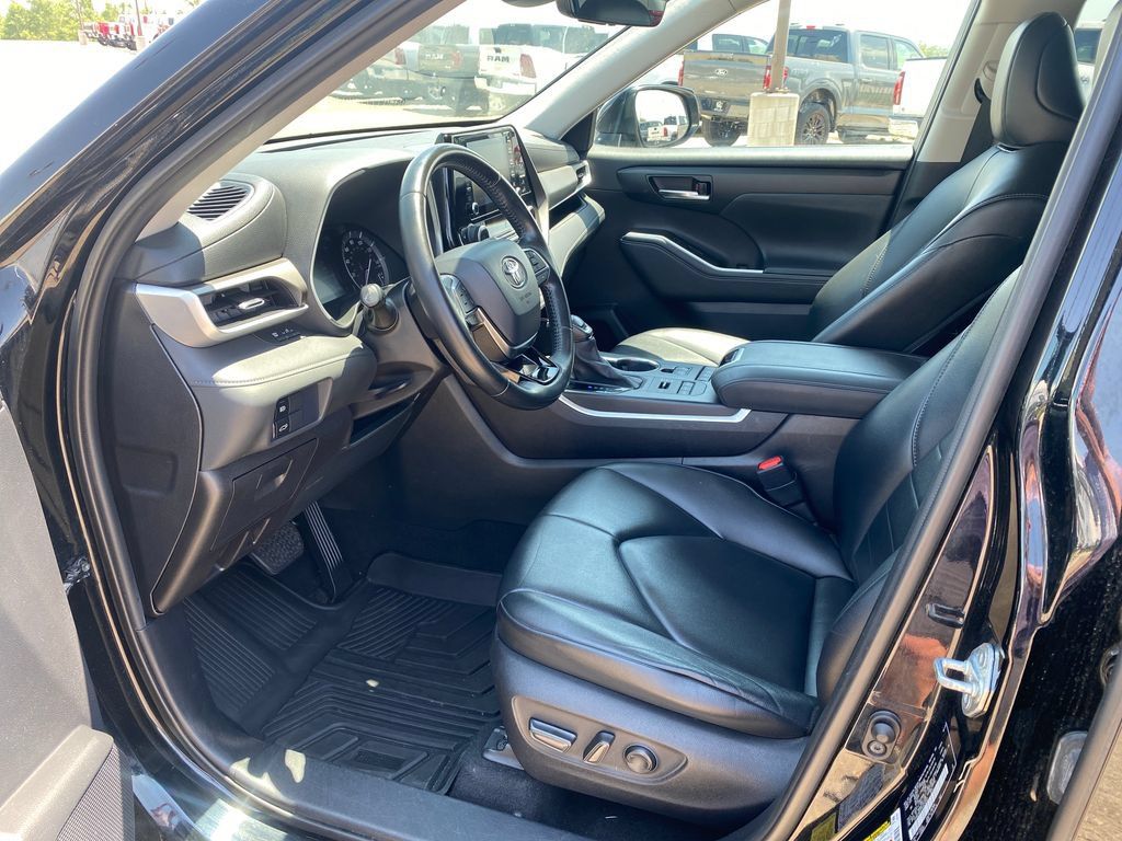 Used 2021 Toyota Highlander XLE AWD/4WD image 34