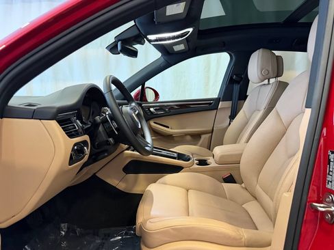 Certified 2026 Porsche Macan AWD/4WD image 5