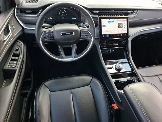 Used 2023 Jeep Grand Cherokee Limited w/ Black Appearance Package AWD/4WD image 11
