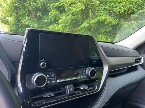 Used 2025 Toyota Highlander LE FWD image 17