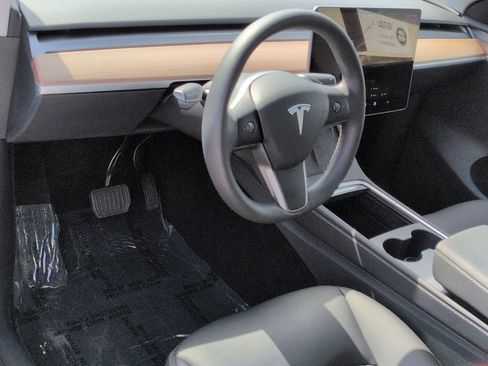 Used 2025 Tesla Model Y Long Range image 9