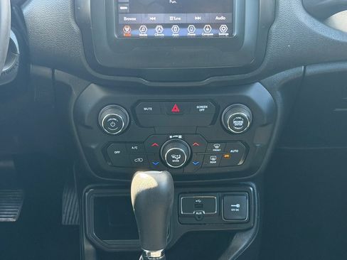 Used 2018 Jeep Renegade Latitude FWD image 30
