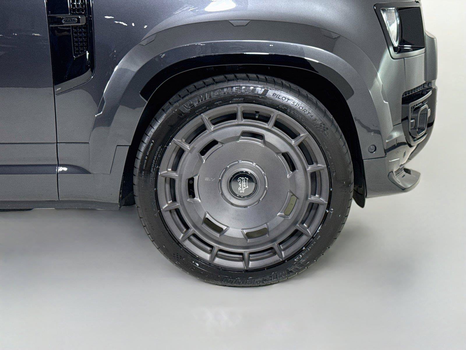 Used 2025 Land Rover Defender 110 V8 AWD/4WD image 39