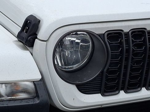 Used 2024 Jeep Gladiator Sport AWD/4WD image 9