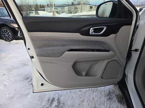 Used 2024 Jeep Compass Latitude image 9