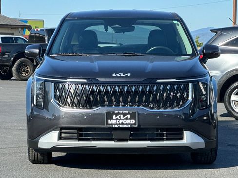 Used 2025 Kia Carnival FWD image 10