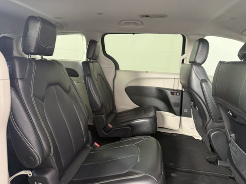 Used 2023 Chrysler Pacifica Touring-L FWD image 13