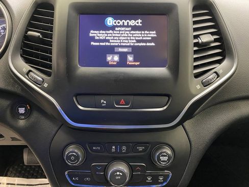 Used 2019 Jeep Cherokee Latitude Plus w/ Cold Weather Group image 32