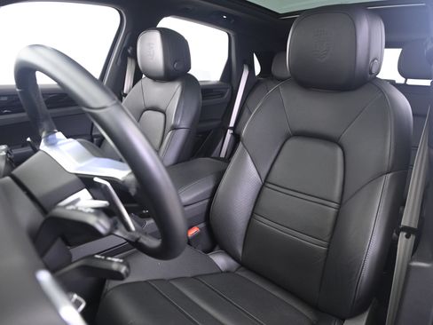 Certified 2023 Porsche Cayenne AWD/4WD image 5