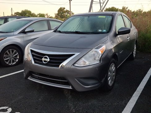 Used 2018 Nissan Versa SV FWD image 3