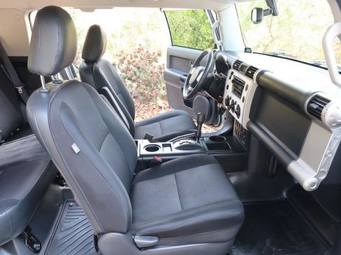Used 2009 Toyota FJ Cruiser 2WD w/ TRD Sport Pkg image 31