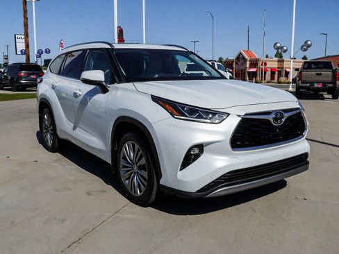 Used 2022 Toyota Highlander Platinum AWD/4WD image 2