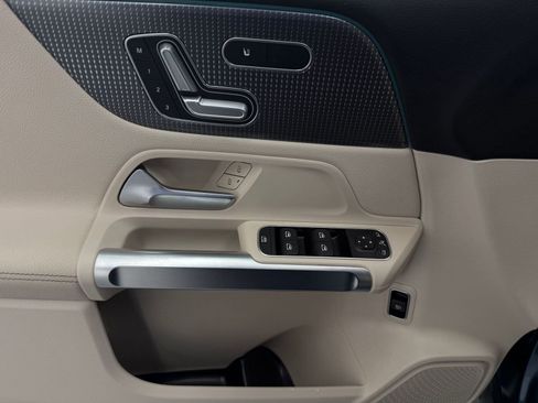 Used 2023 Mercedes-Benz GLB 250 image 12