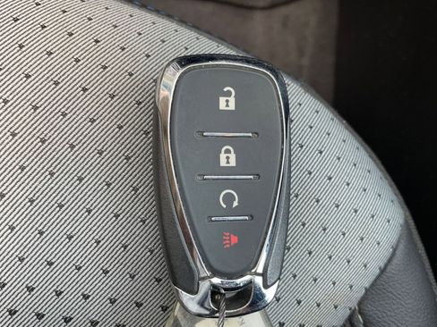 Used 2025 Chevrolet Trax LT w/ LT Convenience Package FWD image 21