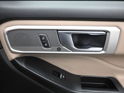 Used 2020 Ford Explorer Limited image 31