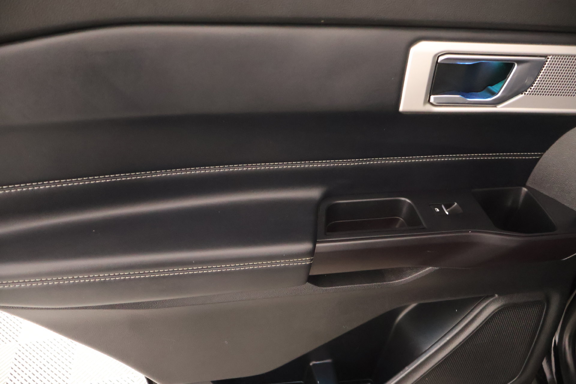 Used 2020 Ford Explorer Limited RWD image 18