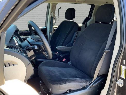 Used 2019 Dodge Grand Caravan SE FWD image 18