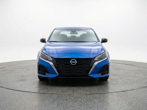 Used 2025 Nissan Altima 2.5 SV FWD image 2