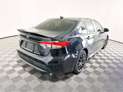 Used 2022 Toyota Corolla LE image 3