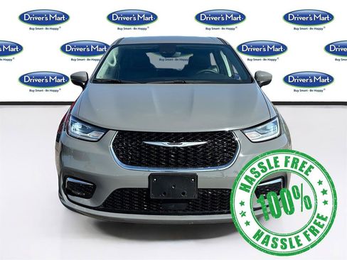 Used 2023 Chrysler Pacifica Touring-L FWD image 2